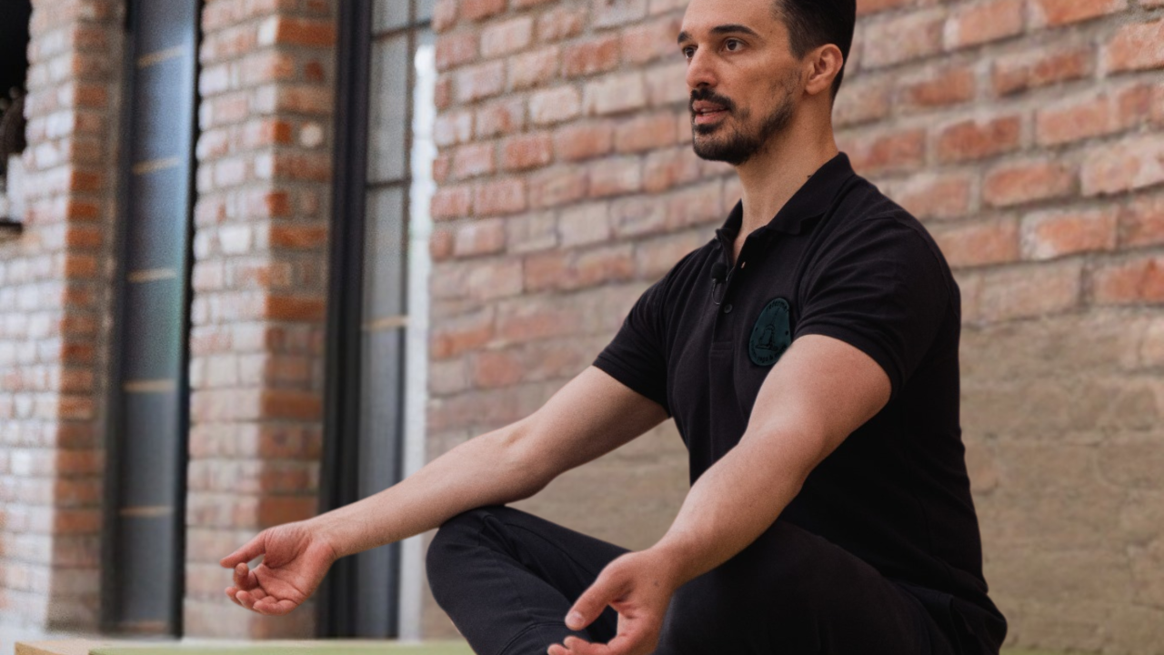 OVIDIU poza YOGA - Duminica ora 9